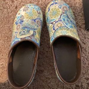 Multi colored clogs velour texture